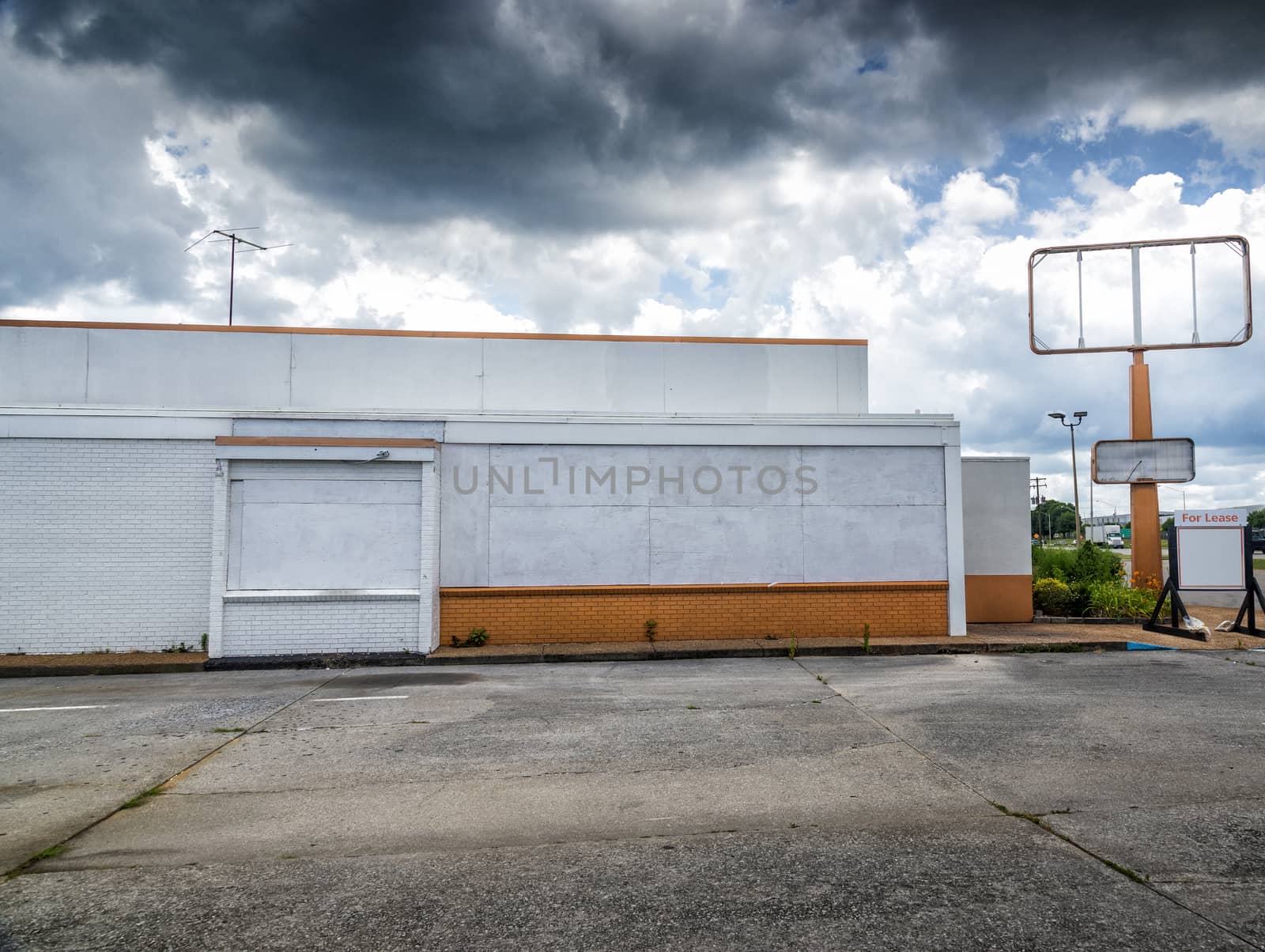 Horizontal shot of a bankrupt fast food store after the pandemic.