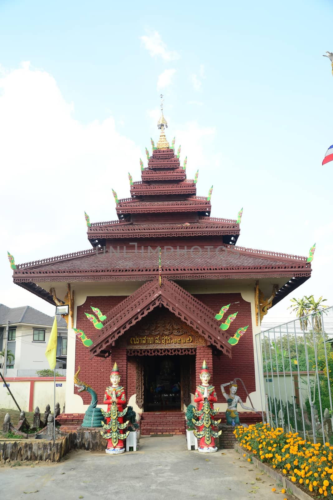 Wat Nantaram is a Tai Yai (Shan-style) community temple in central Chiang Kham and exhibits the classic Tai Yai  architecture, somewhat extraordinary by ideation90