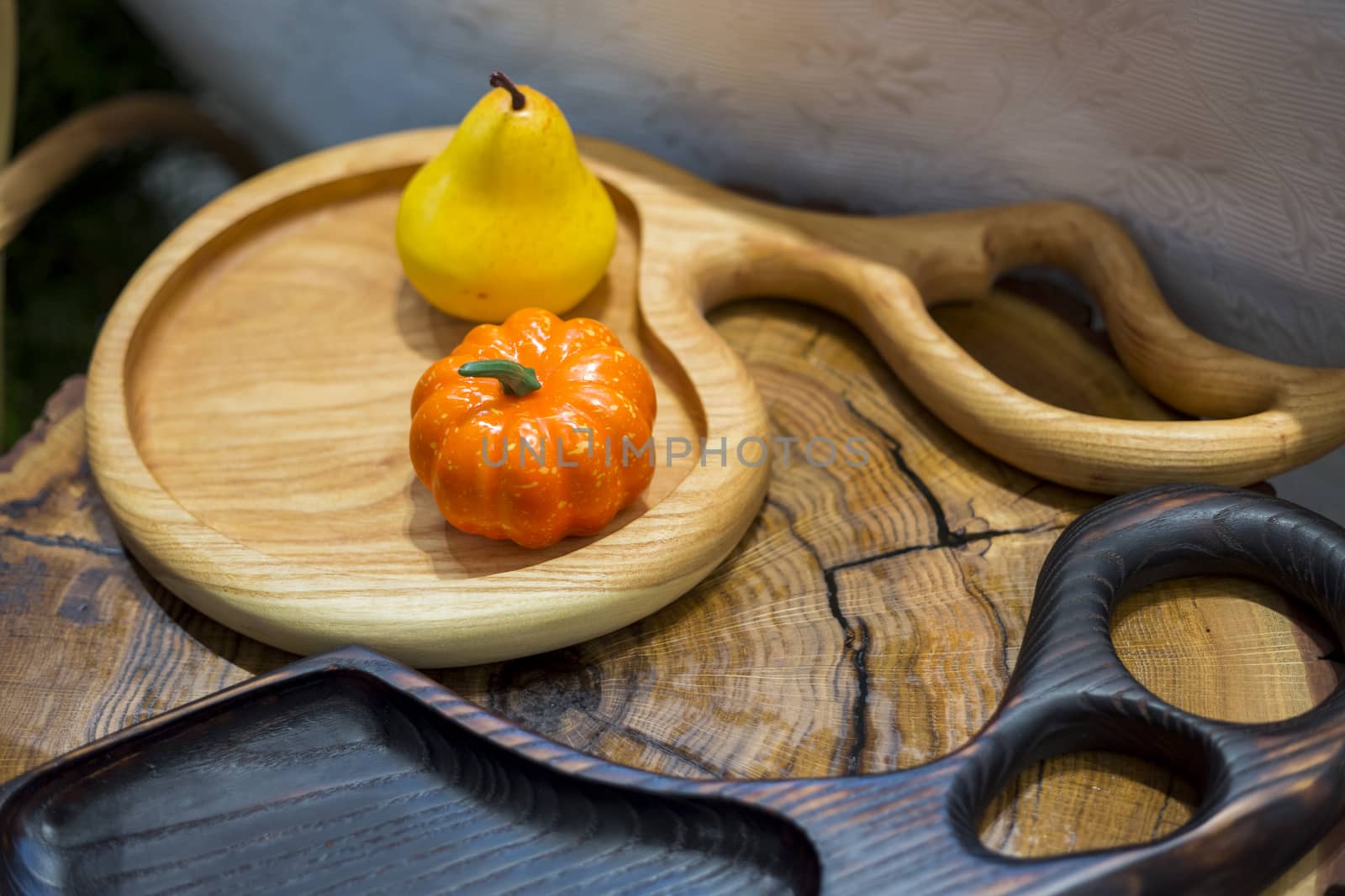 .Decorative wooden cutting boards with autumn pumpkin decorations.