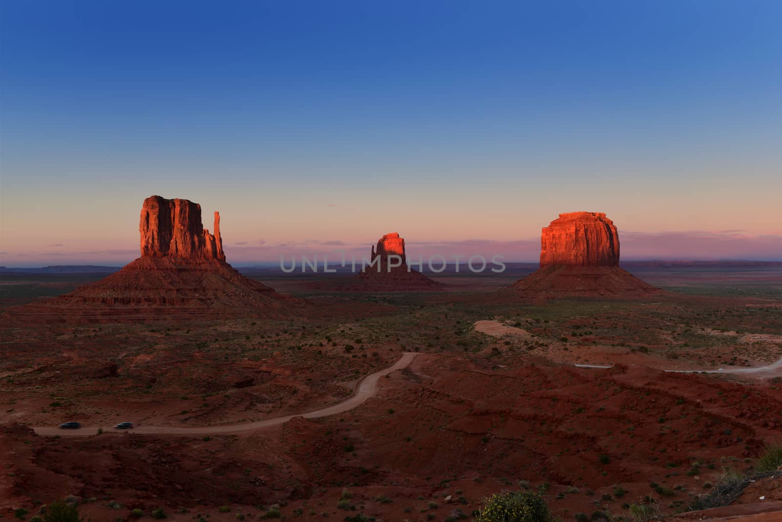 Monument Valley sunset by igorot