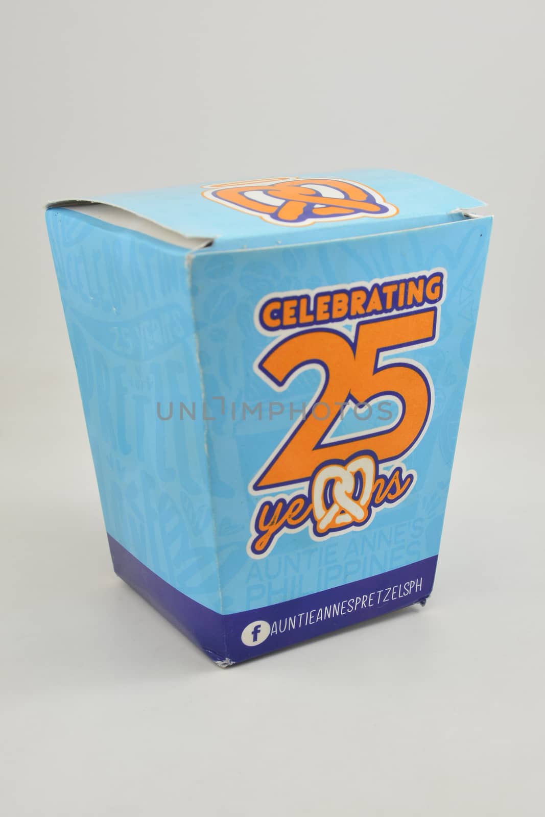 Auntie annes pretzel box in Manila, Philippines by imwaltersy