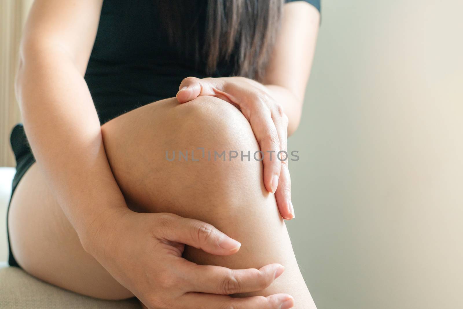 women knee painful, women touch the pain knee at home