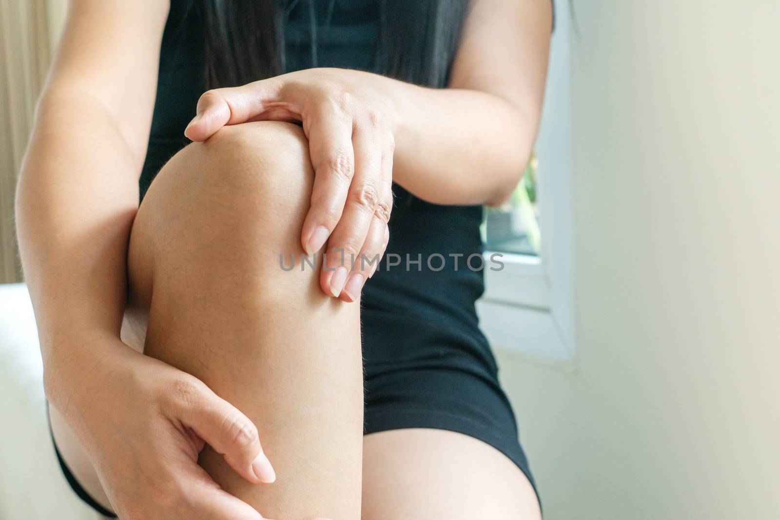 women knee painful, women touch the pain knee at home