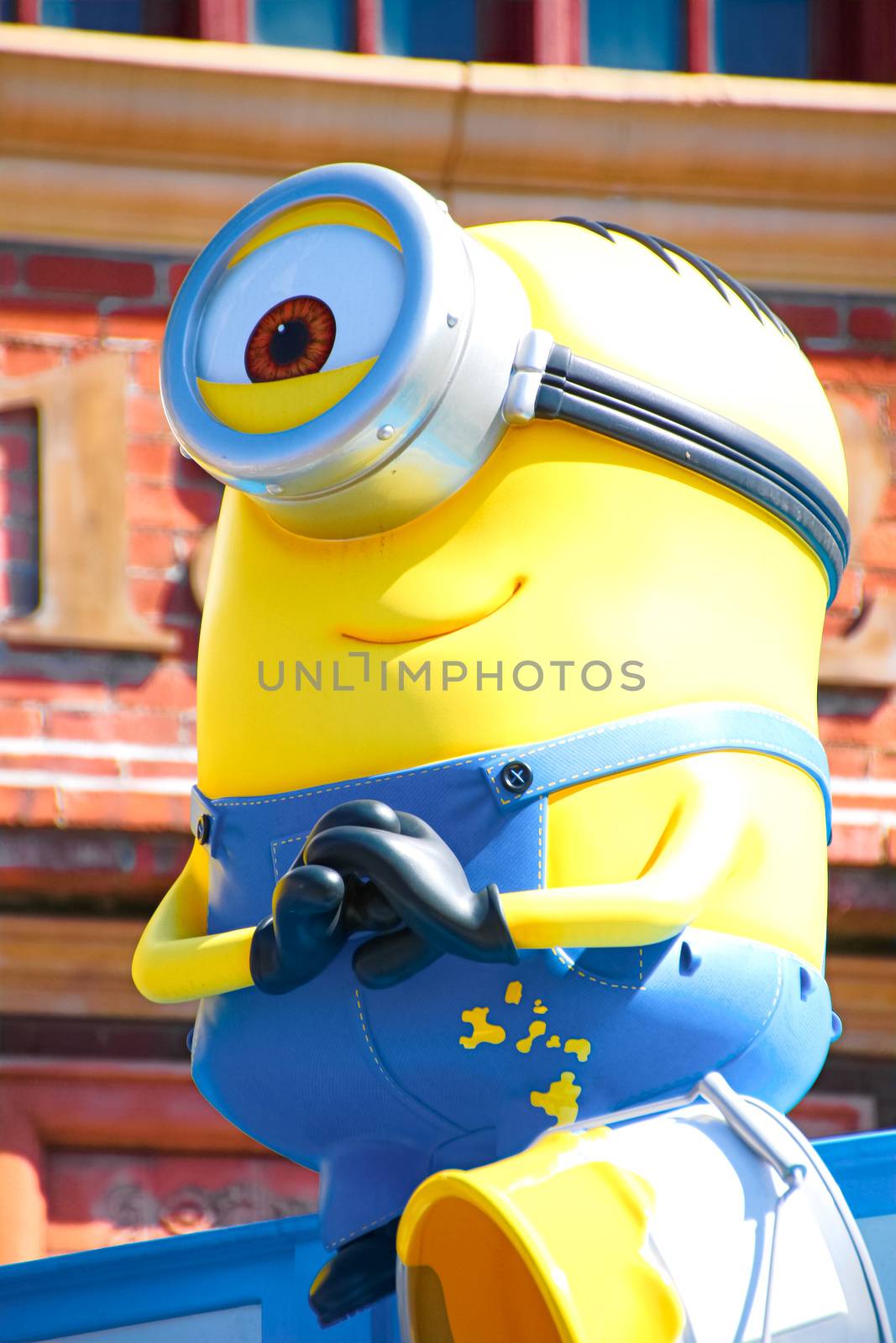 Close up HAPPY MINION statue in Universal Studios Japan by USA-TARO