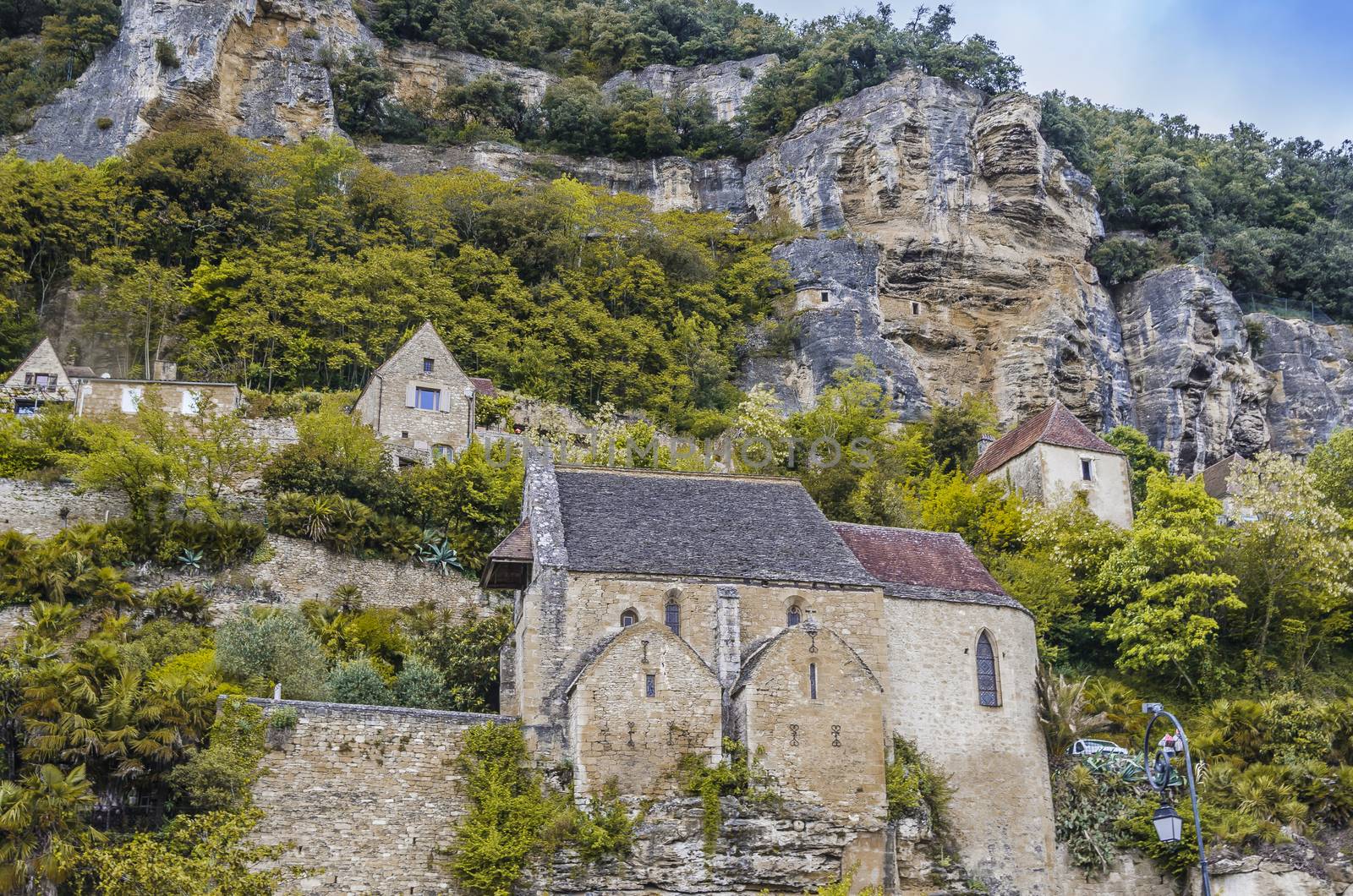 In the French region of Aquitaine in the department of Dordogne is the village of la roque gageac, located at the foot of a cliff and perched on it.