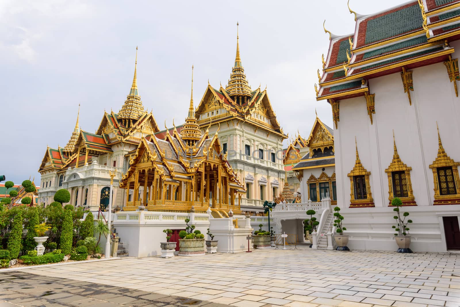 Beautiful Thai Grand Palace with sculpture Thai style by rukawajung