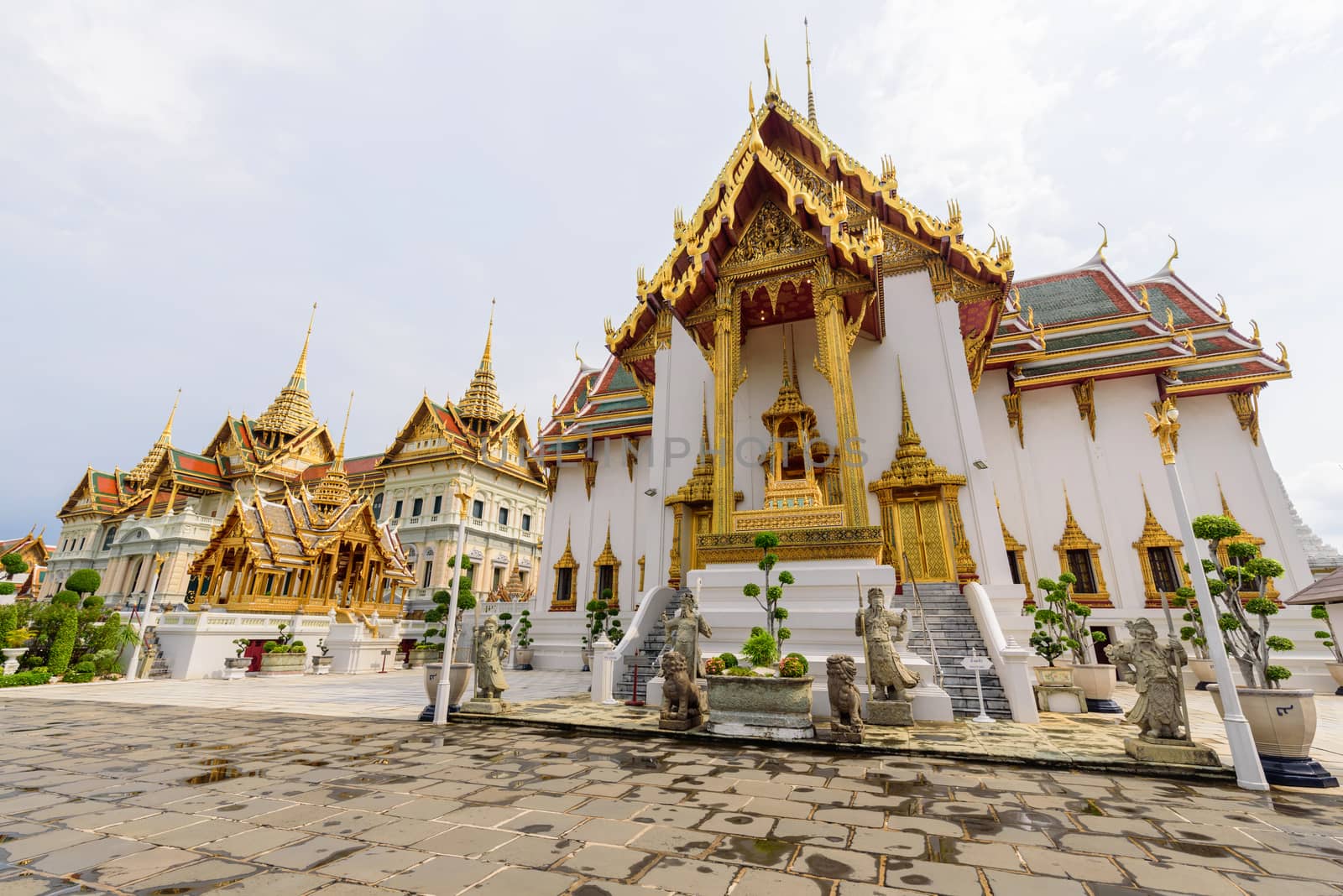 Beautiful Thai Grand Palace with sculpture Thai style by rukawajung