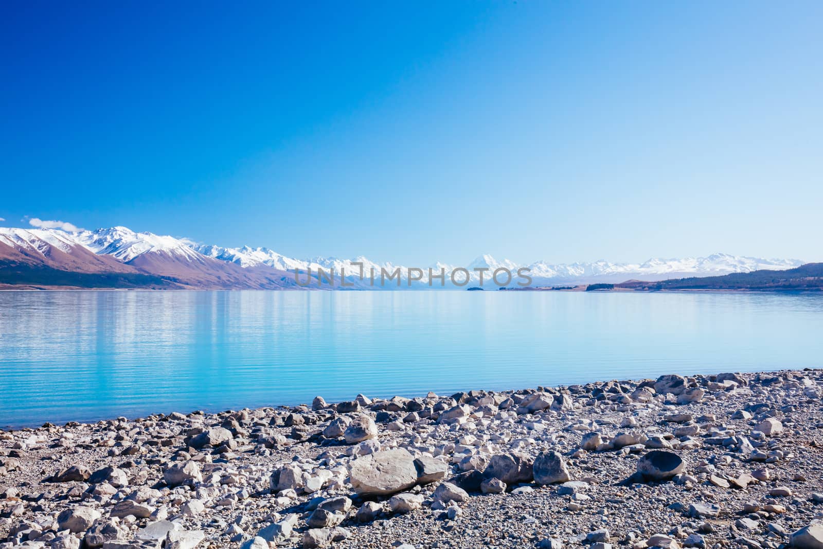 Mt Cook and Lake Pukaki on a crystal clear spring morning in New Zealand