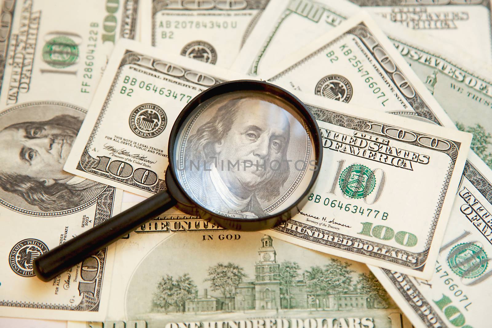 Verification of the authenticity of a hundred-dollar bill with an increase in the image of Franklin