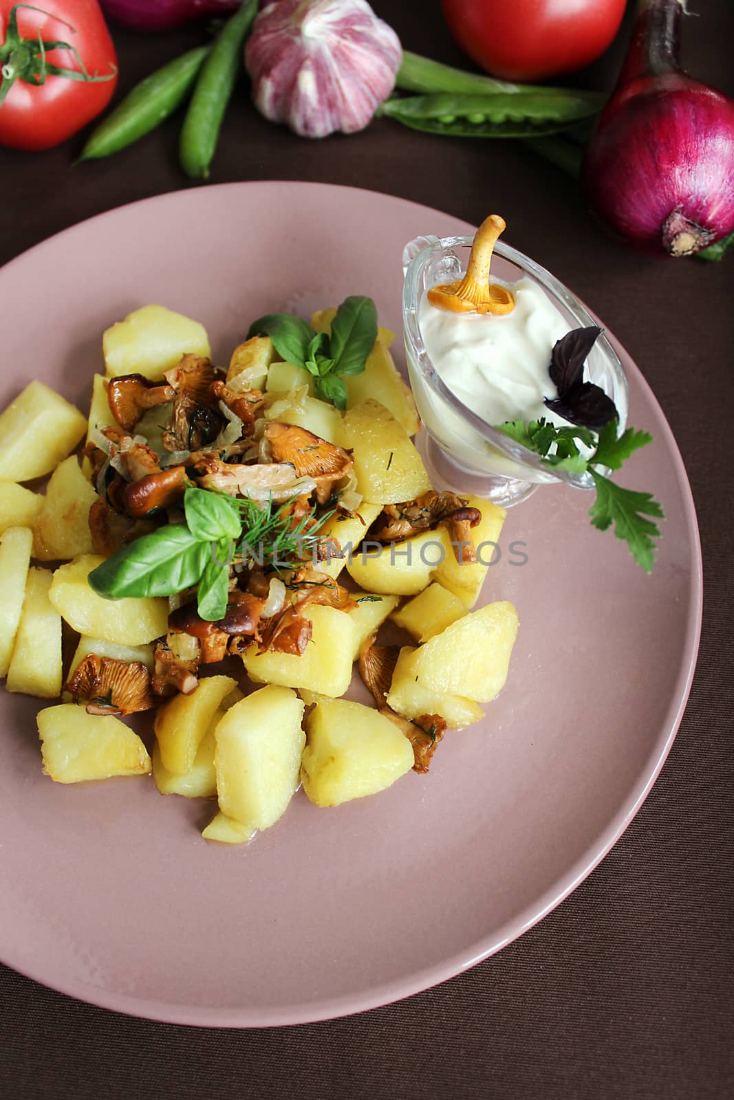 Potatoes with chanterelles with sauce and herbs large plan