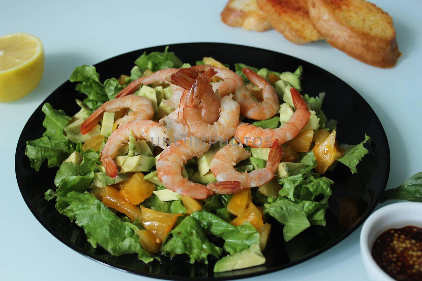 King prawn salad with lemon and toasted baguette.Texture or background