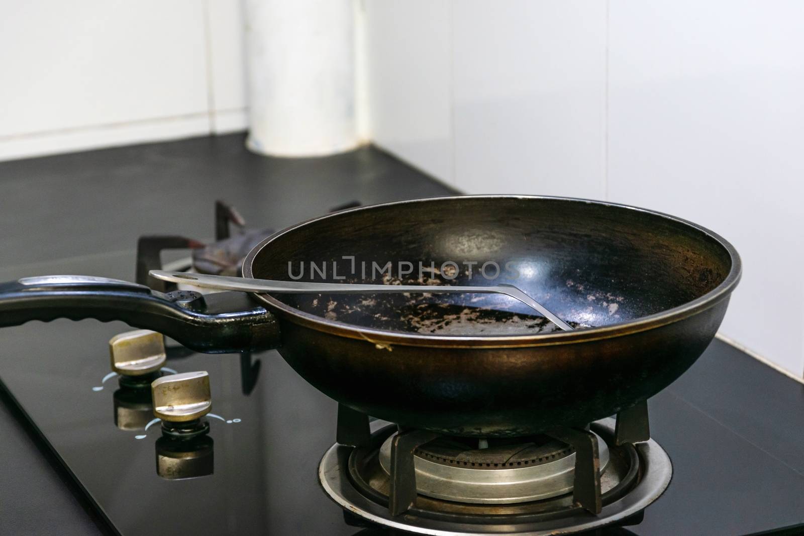 Put the pan on the gas stove, prepare for cooking in the kitchen.