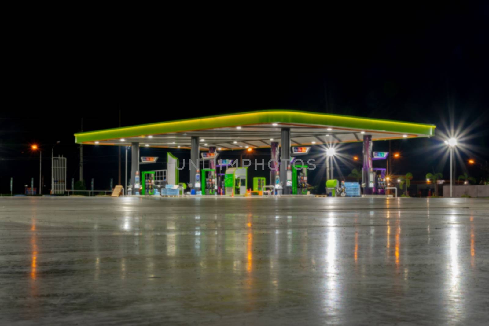 Techniques for night blur photography in petrol stations.