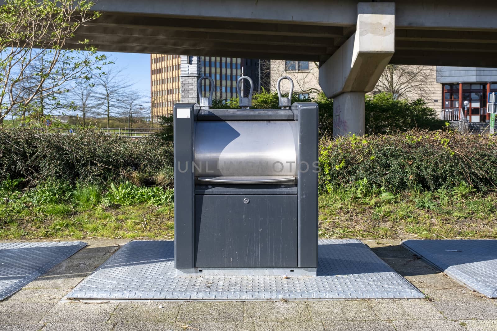 Modern waste bin for separate collection of trash and recyclable waste