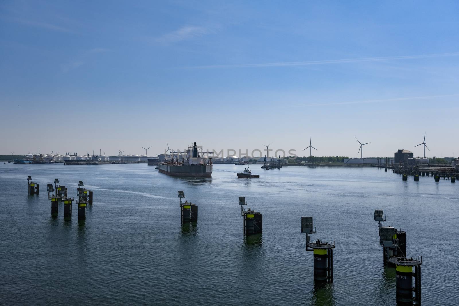 Industrial area in the Port of Rotterdam in The Netherlands. por by Tjeerdkruse