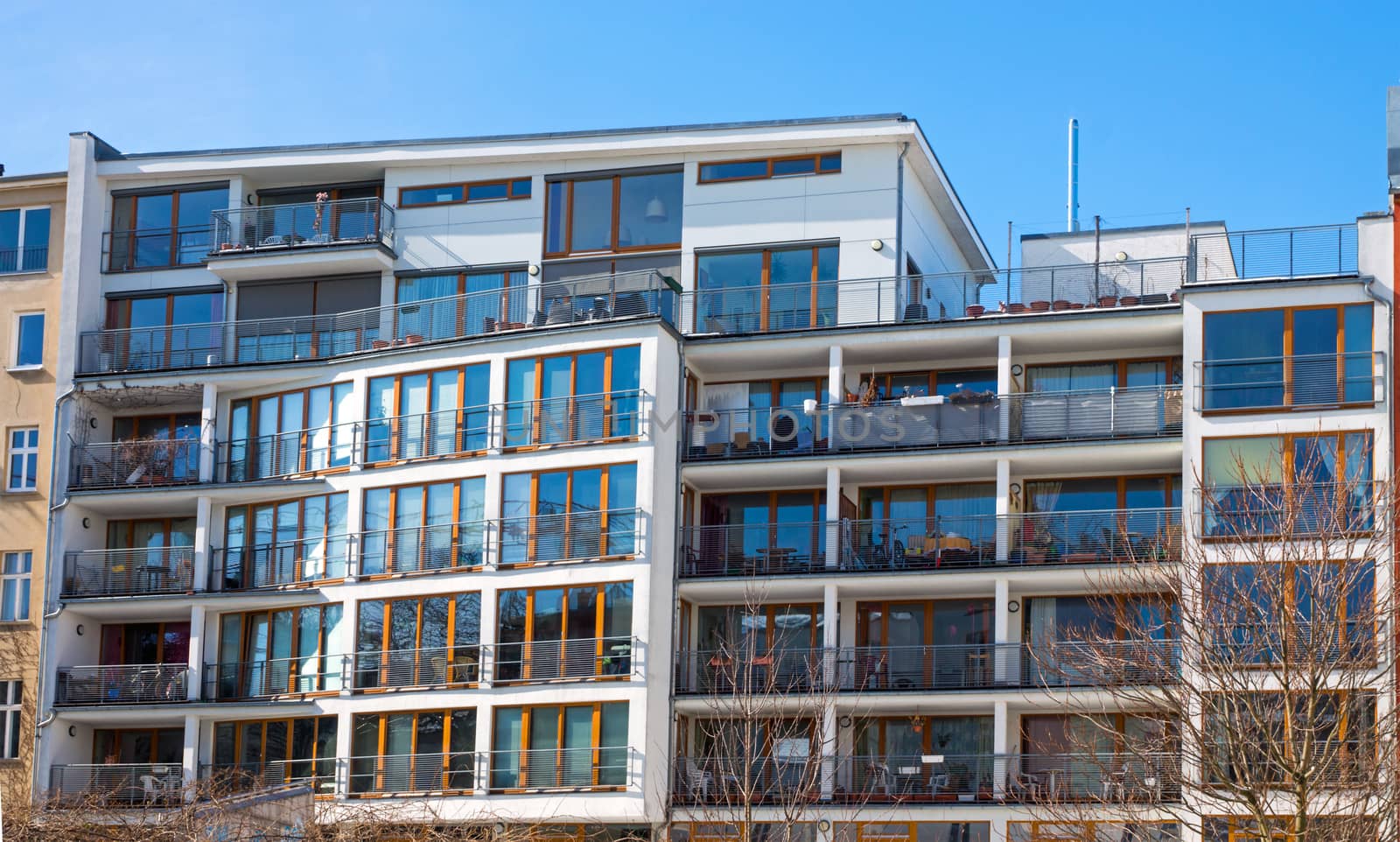 Modern apartment house in Berlin by elxeneize
