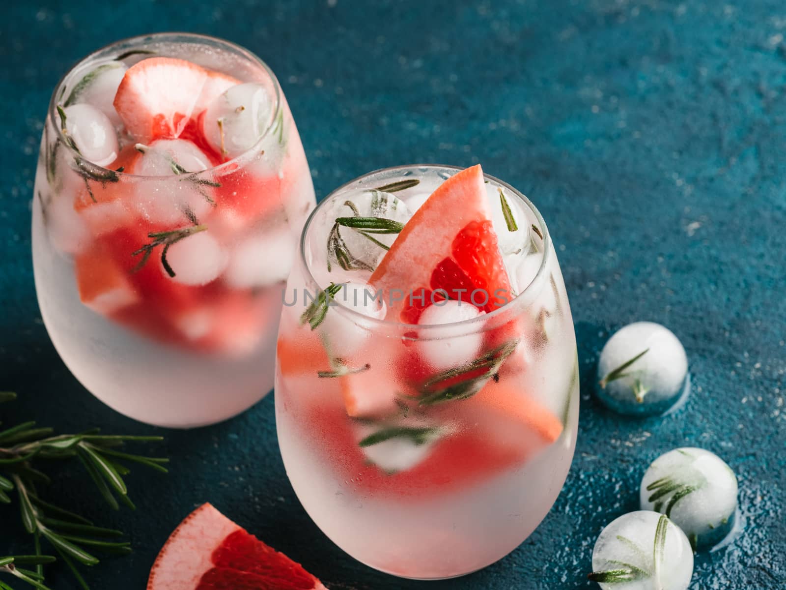 infused detox water with grapefruit and rosemary by fascinadora