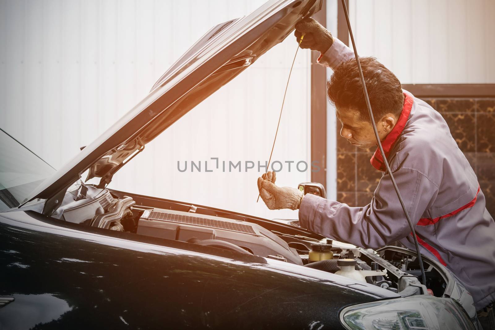 checking the level of the engine oil