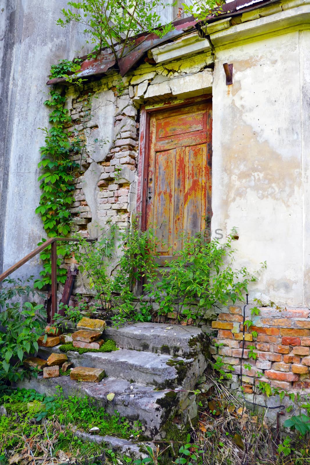 Old abandoned building, unsuitable housing for life, devastation. by kip02kas