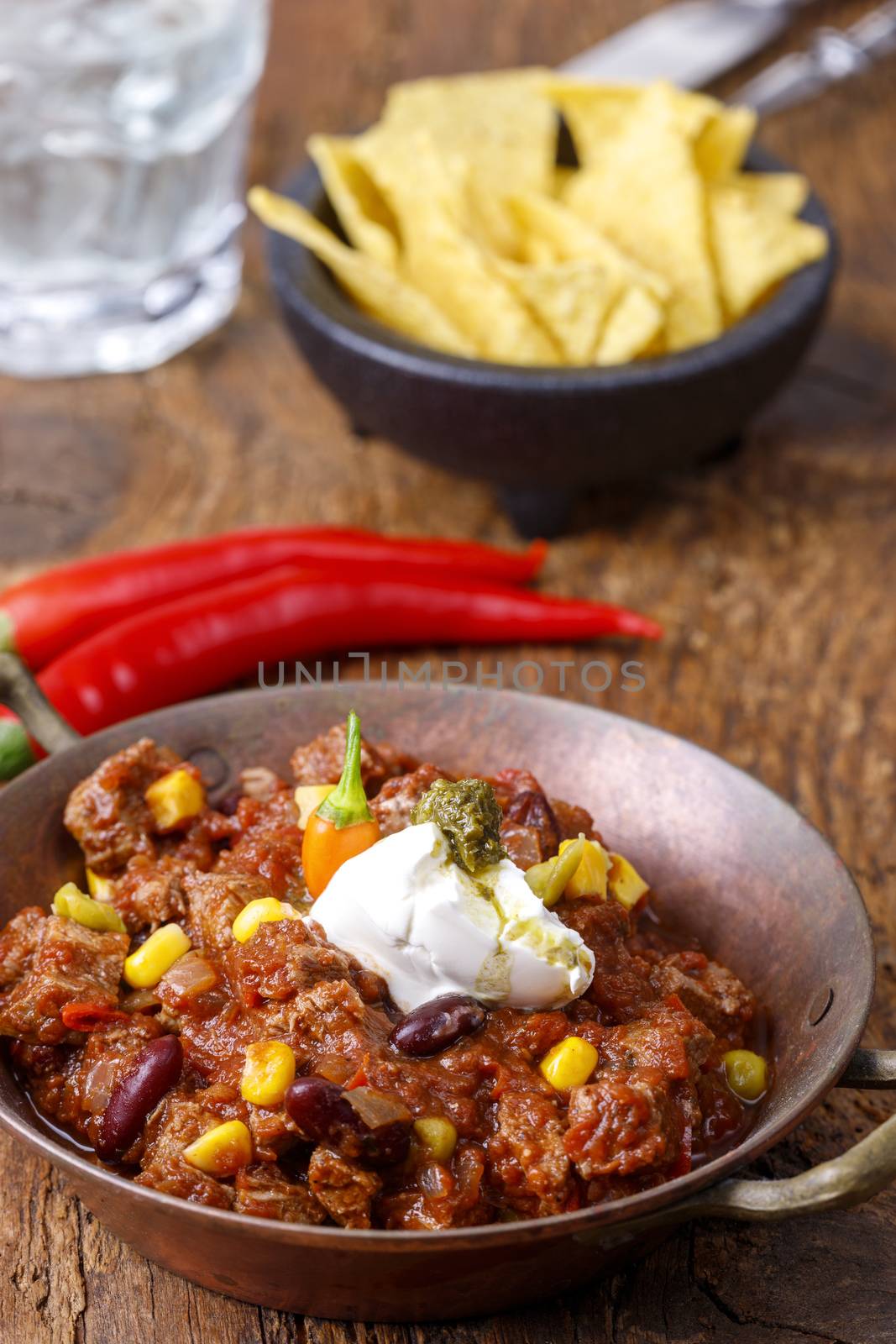 chili con carne on wood by bernjuer