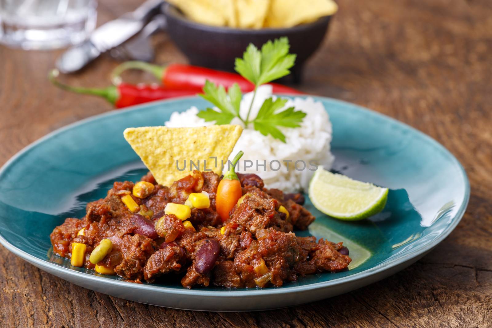 chili con carne on wood by bernjuer