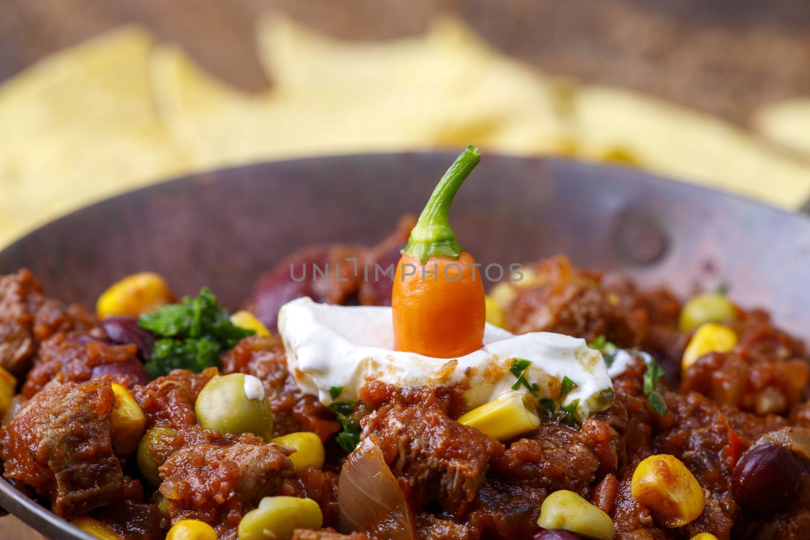 chili con carne on wood by bernjuer