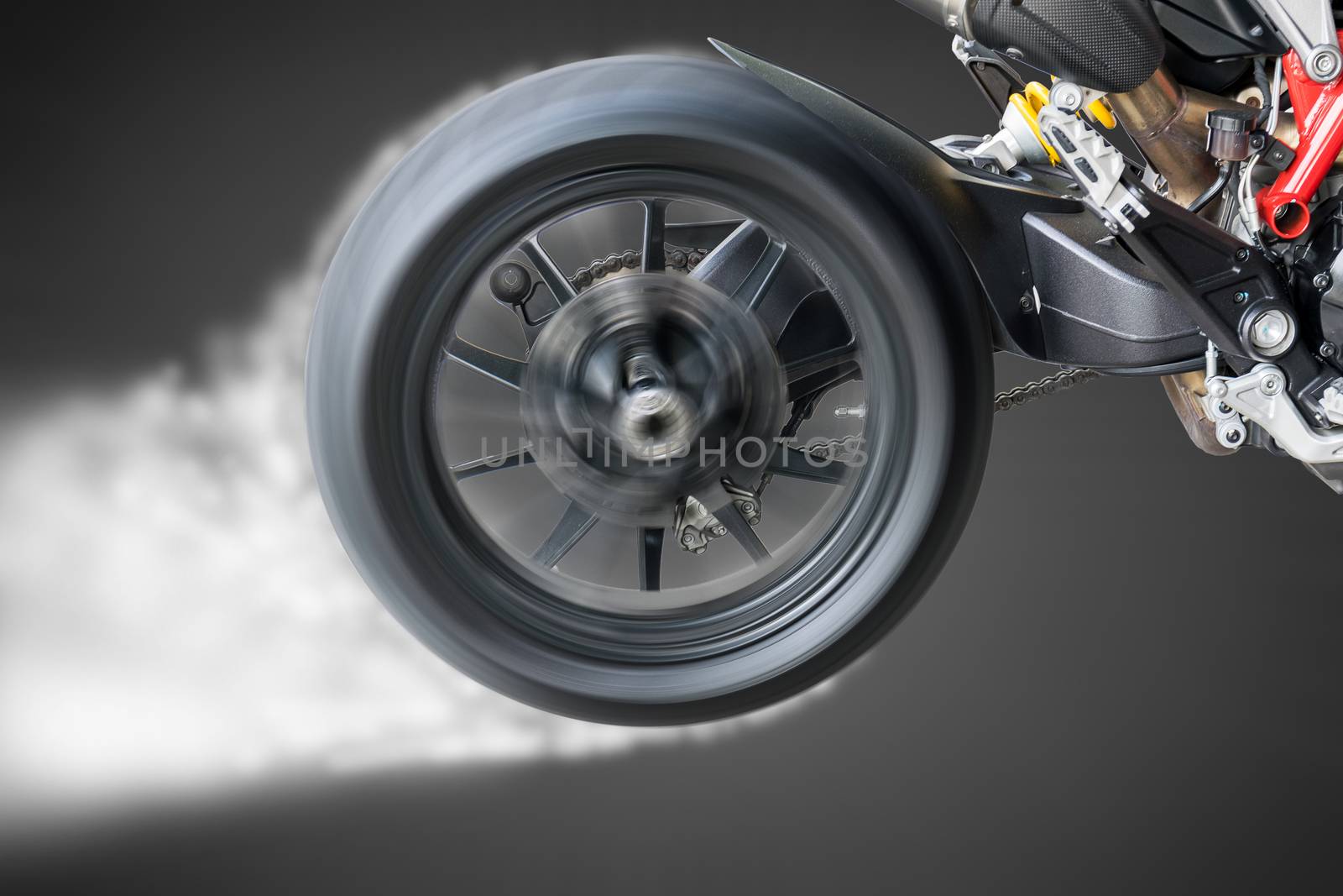 Test the rotation of the wheel and the burning of a motorcycle tire.
