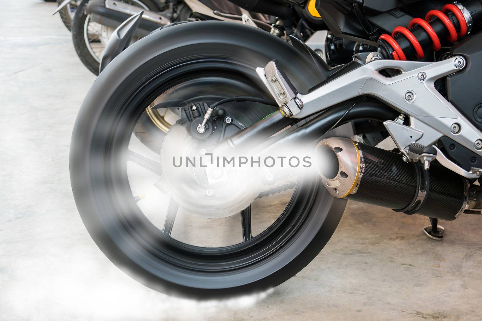 Test the rotation of the wheel and the burning of a motorcycle tire.