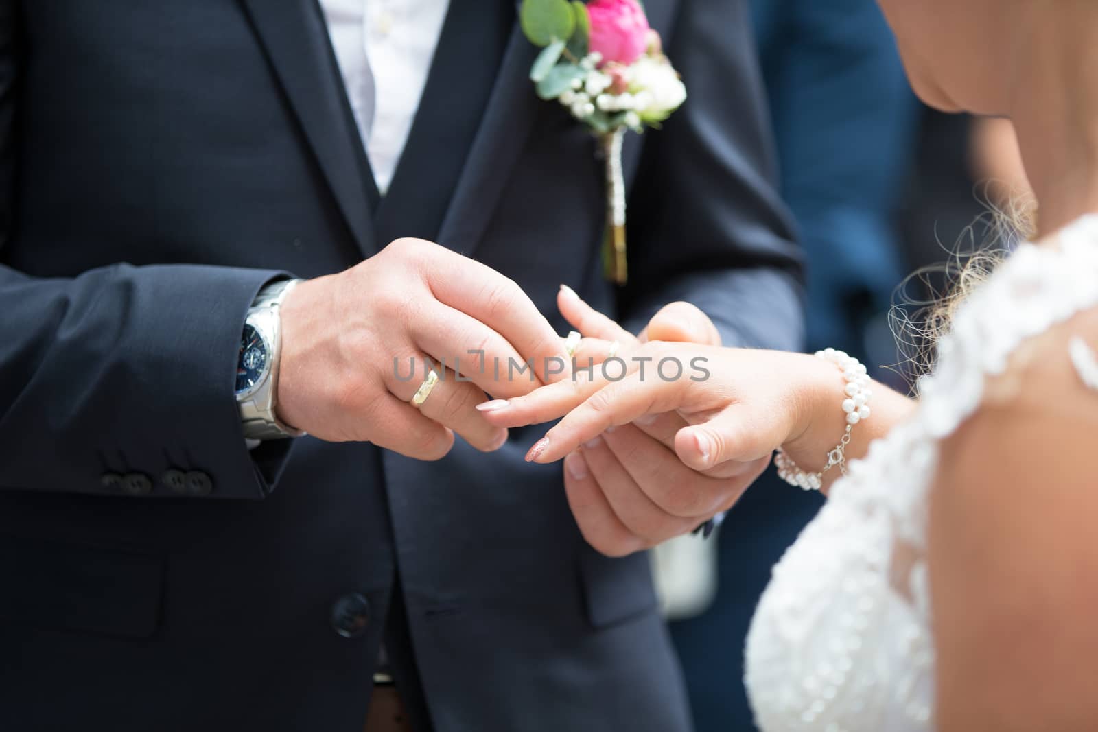 The bridal couple exchanges the wedding rings with each other