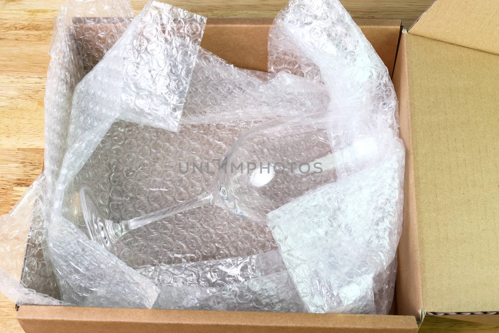 the bubble wrap cover water glass in box for protection product cracked or insurance During transit  

