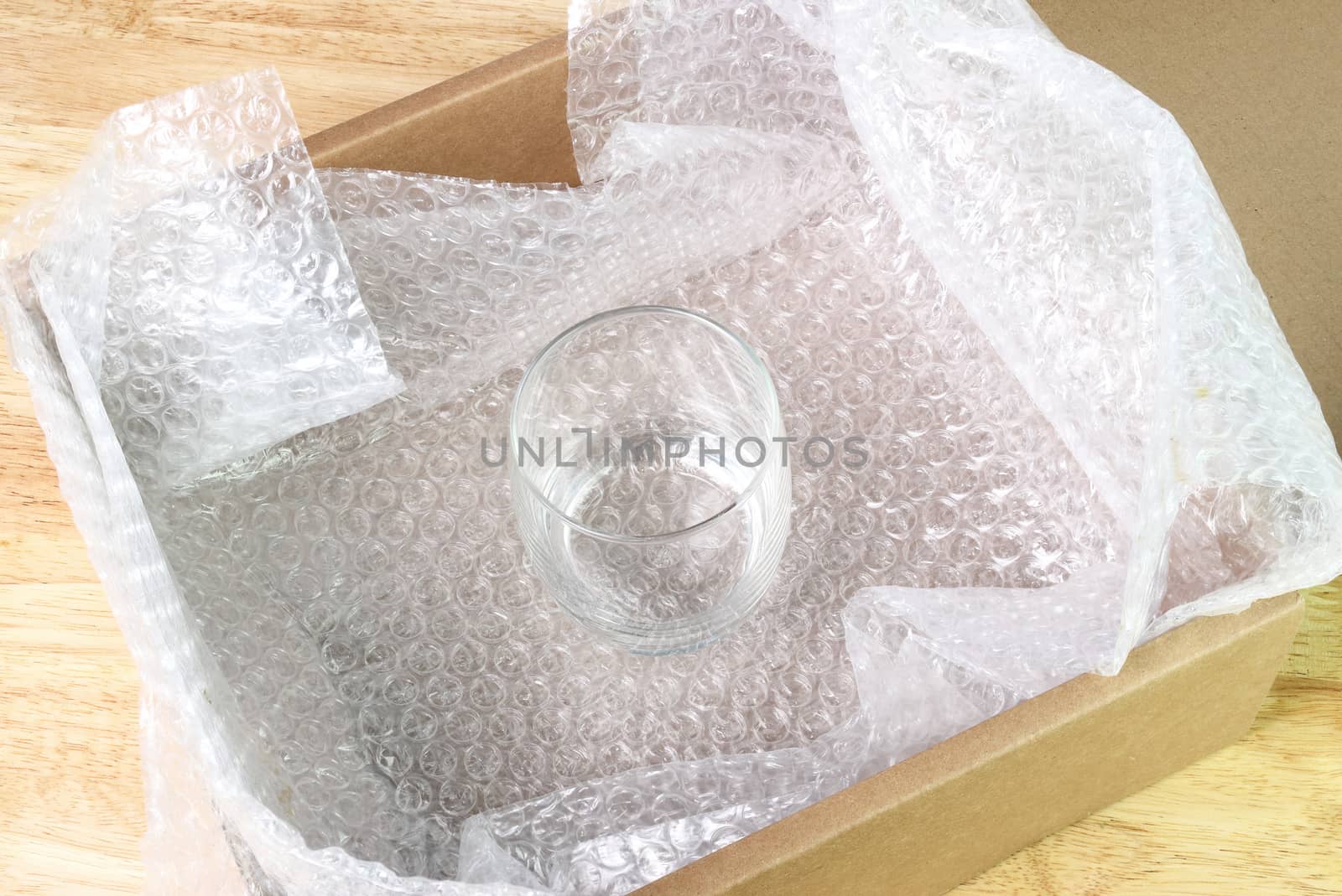 the bubble wrap cover water glass in box for protection product cracked or insurance During transit  

