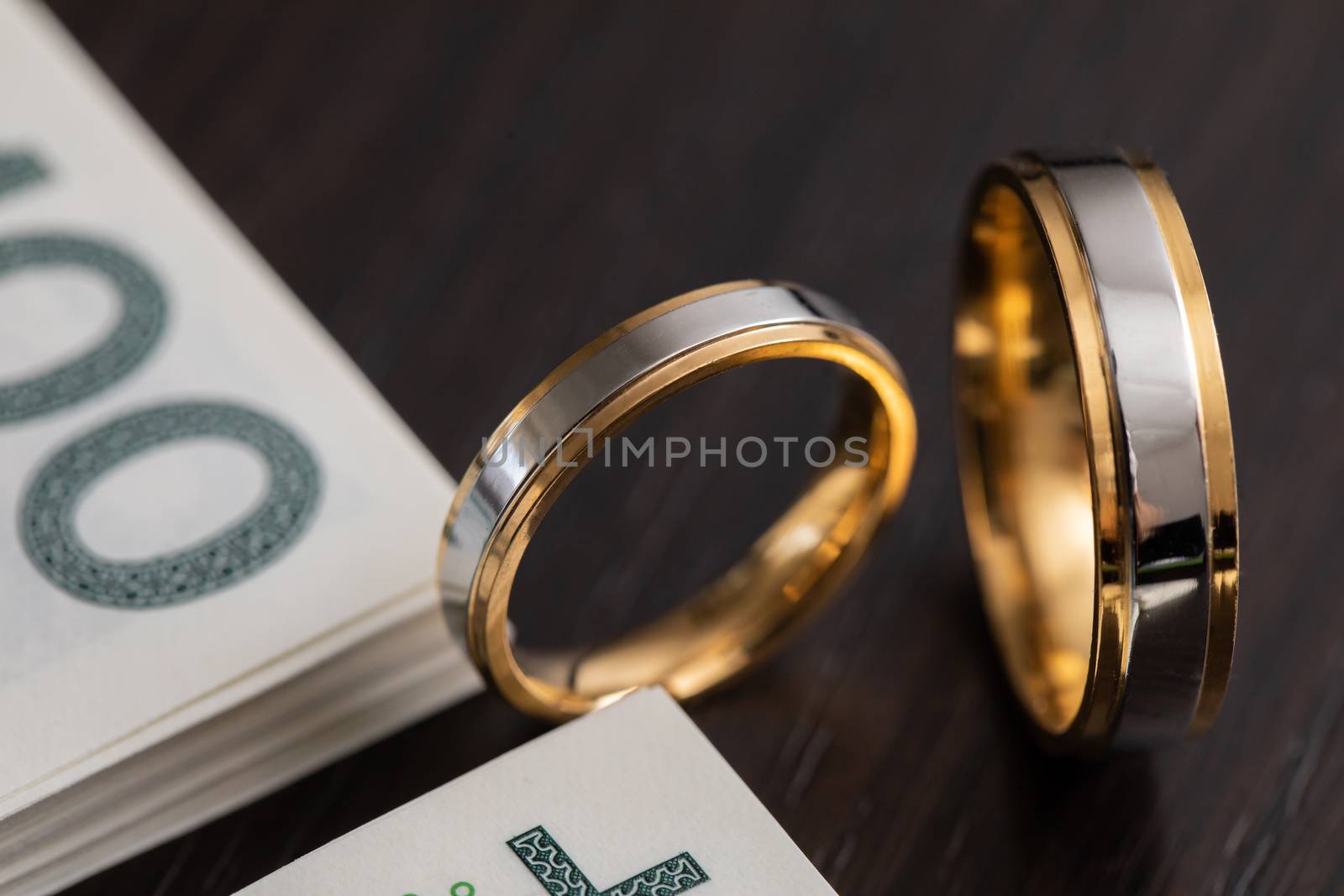 During the wedding, where the rings are a symbol, it is also sometimes necessary to conclude a property intercyza.