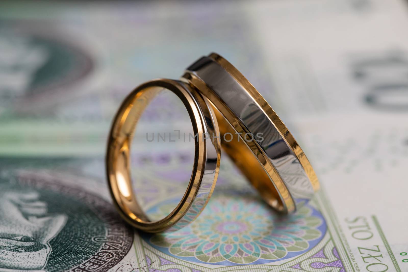 During the wedding, where the rings are a symbol, it is also sometimes necessary to conclude a property intercyza.