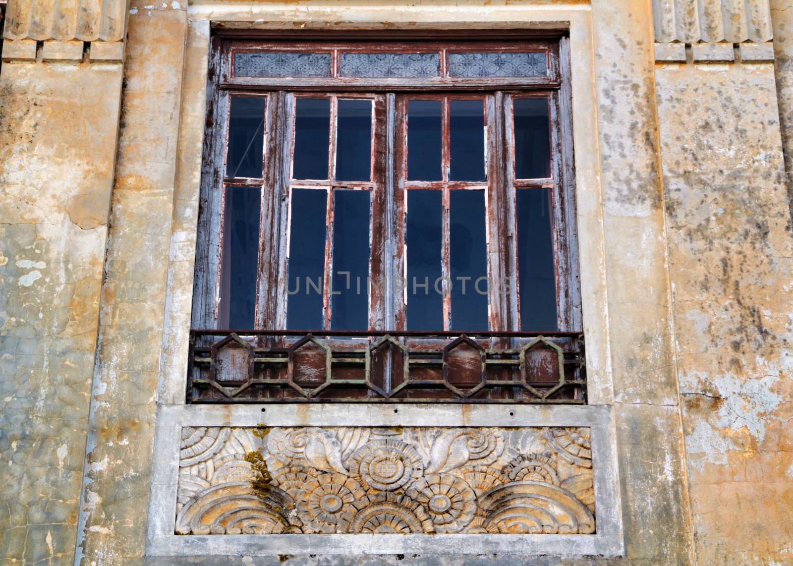 Beautiful and old typical facade next to the water canal in Aveiro village in January