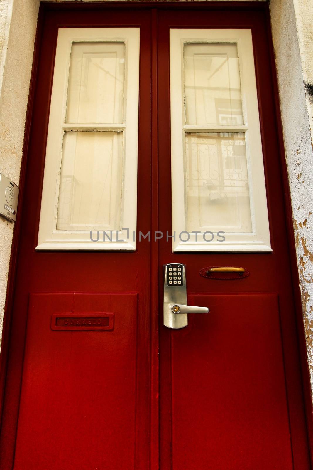 Tourist accommodation door with numeric key access by soniabonet