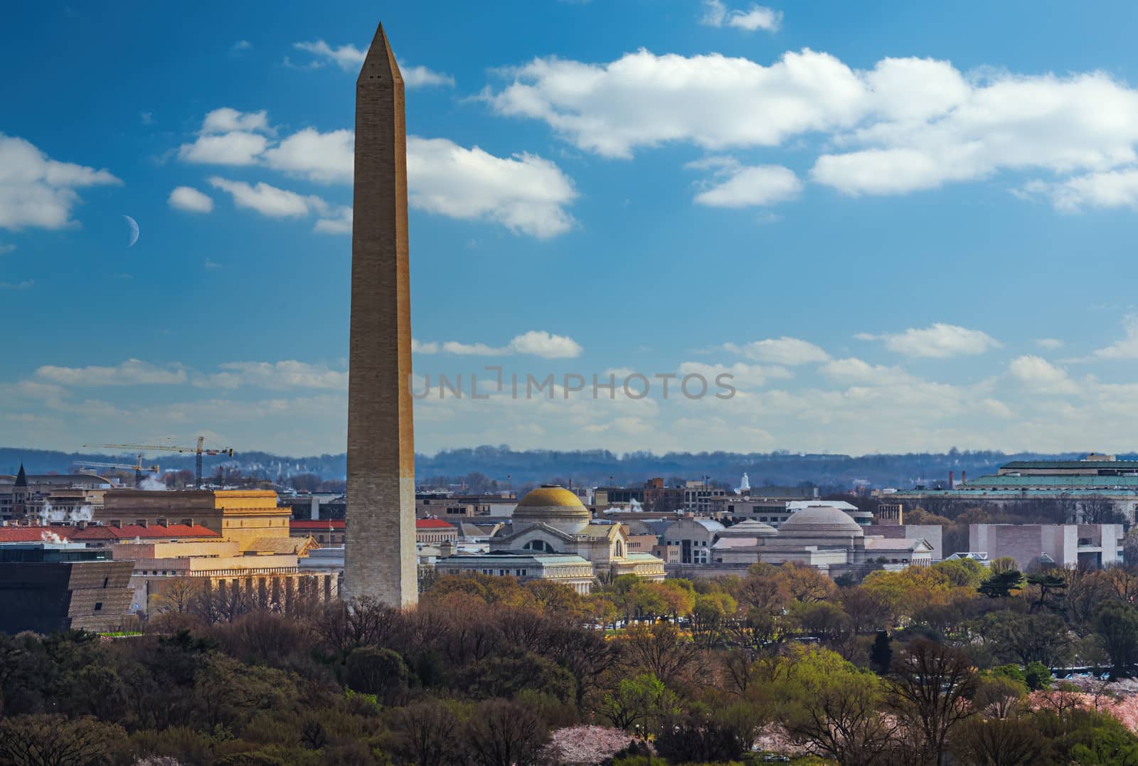 Daylight view of the skyline of Washington with the Washington Monument dominating the scene