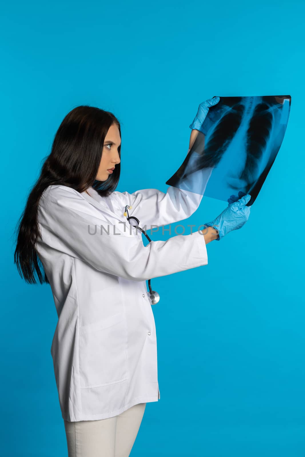 The pulmonologist checks the patient's lungs for any disturbing changes.