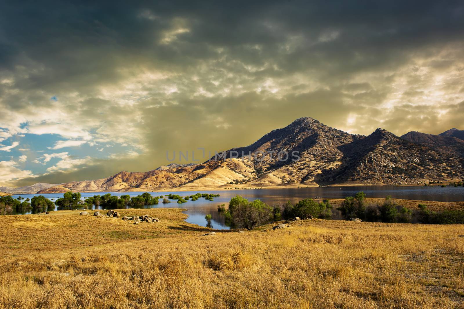  The lake Kaweah is water reservoir on Kaweah river beneath Sierra Nevada mountains, California, USA. Brilliant sunset time