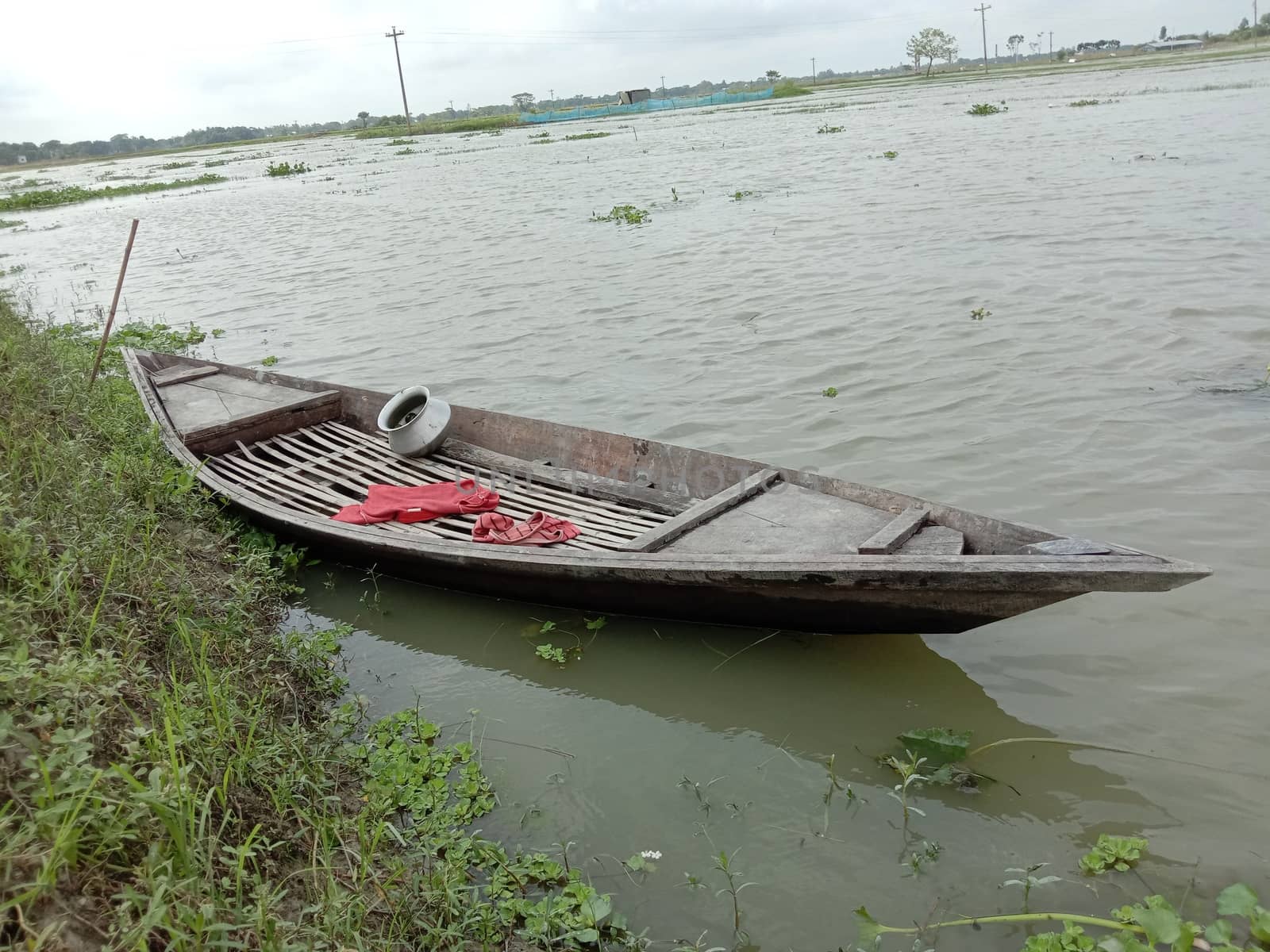 black colored wooden fishing boat on lake
