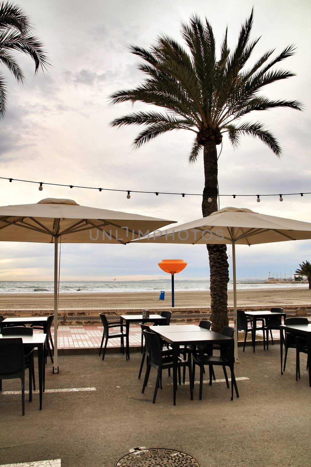 Restaurant with terrace on Santa Pola beach by soniabonet