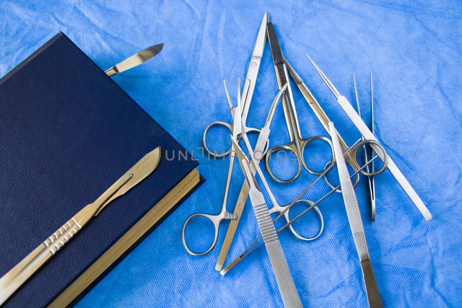 Dissection Kit - Stainless Steel Tools for Medical Students of Anatomy, Biology, Veterinary and learning book by Taidundua