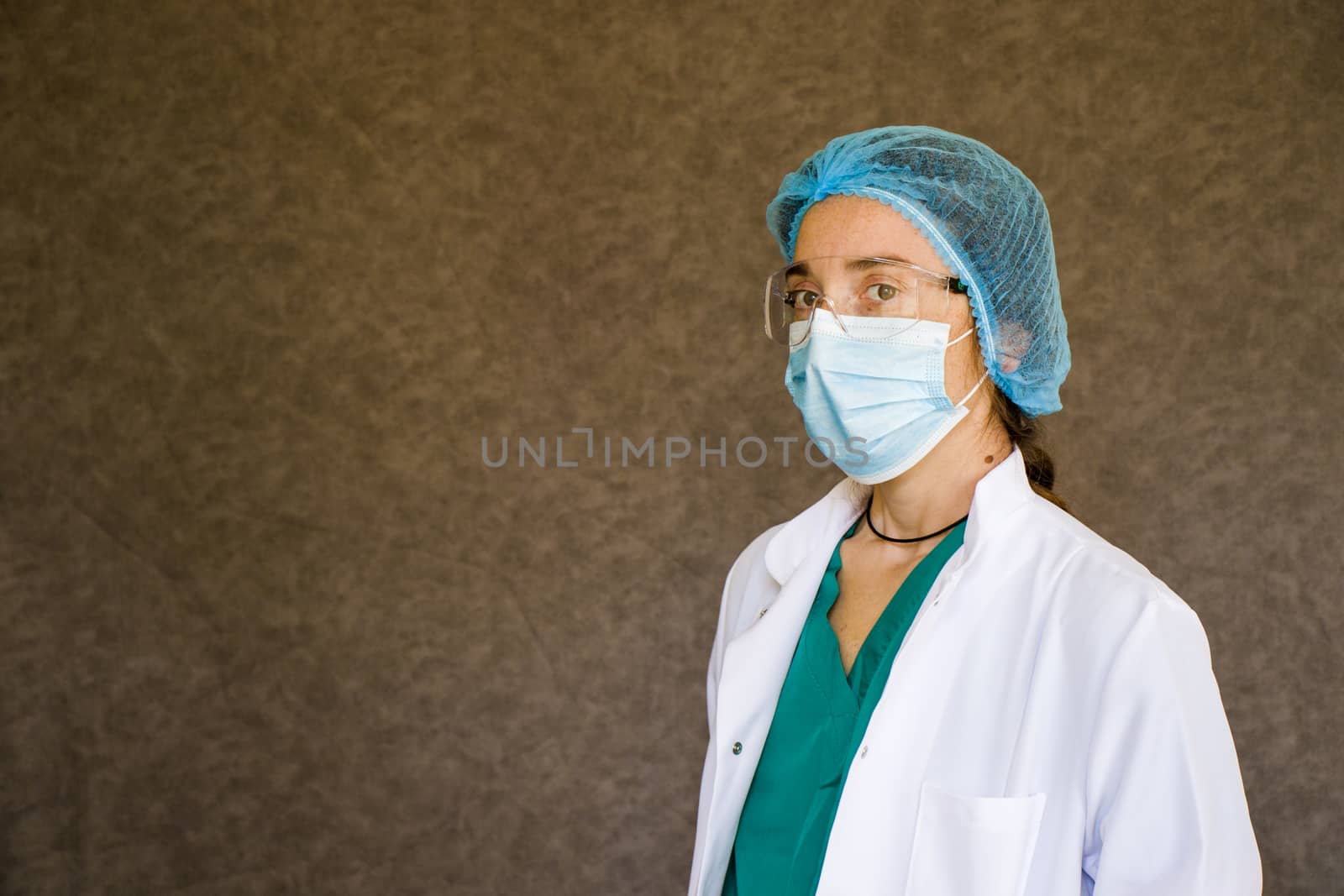 Woman doctors portrait, doctors with mask, glasses, glove and uniform. by Taidundua