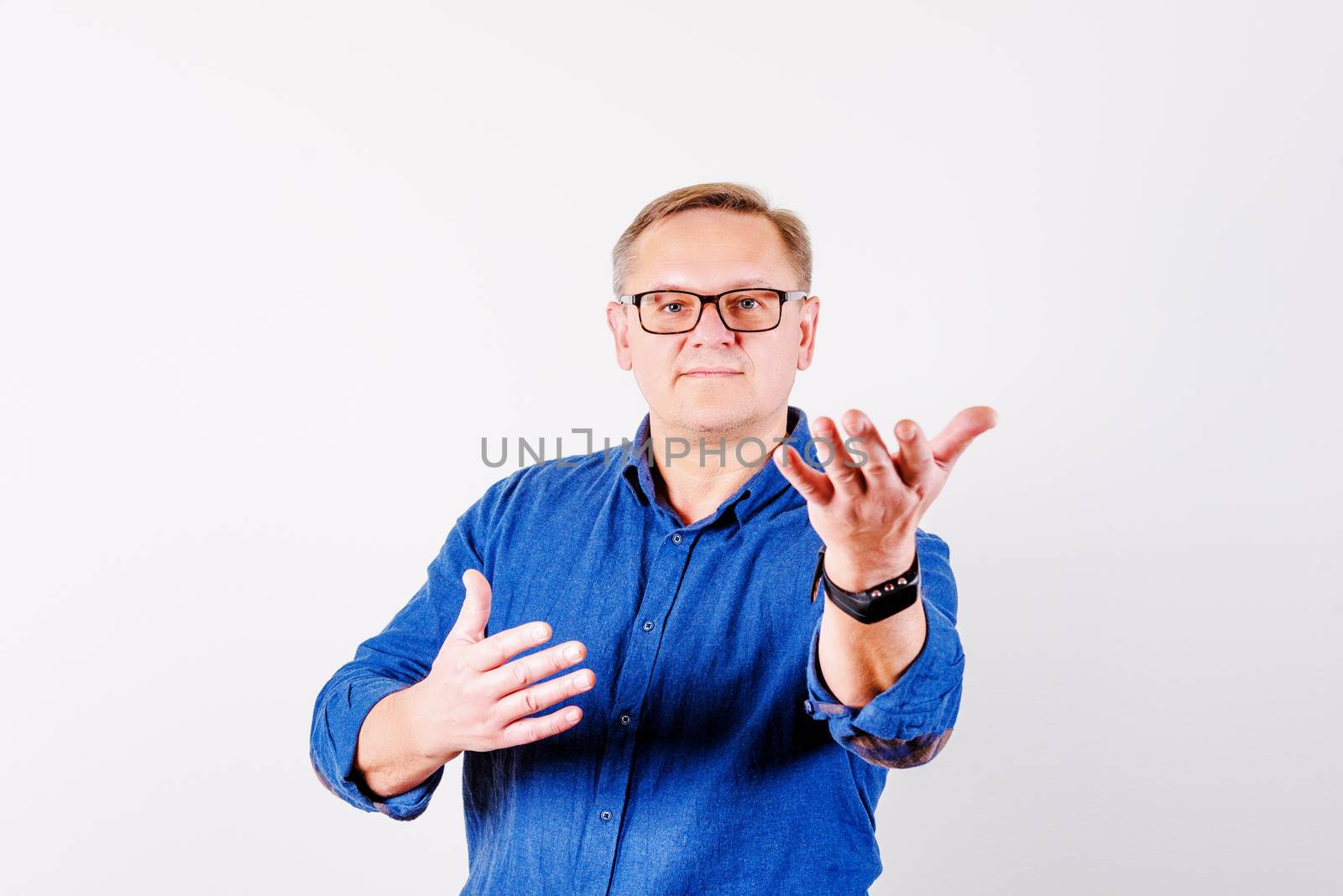 Presenting middle aged men in glasses and  blue shirt
