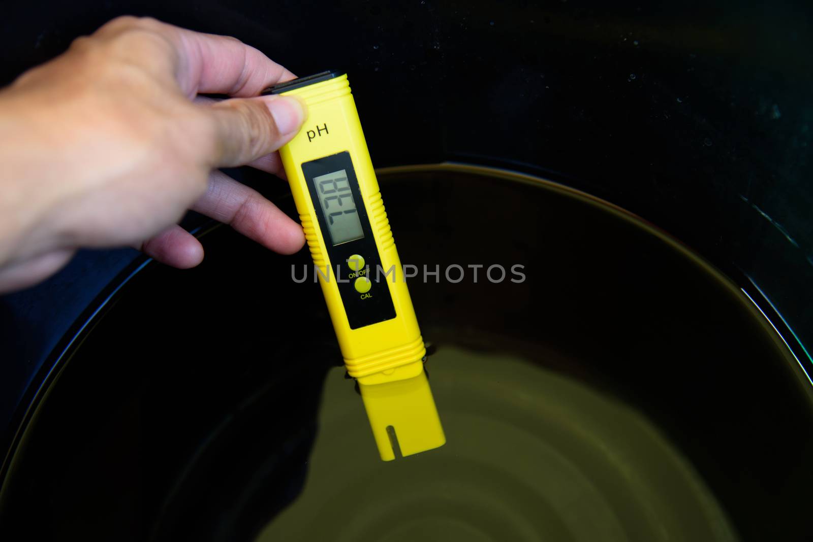 Use Ph meter check the Ph value of water