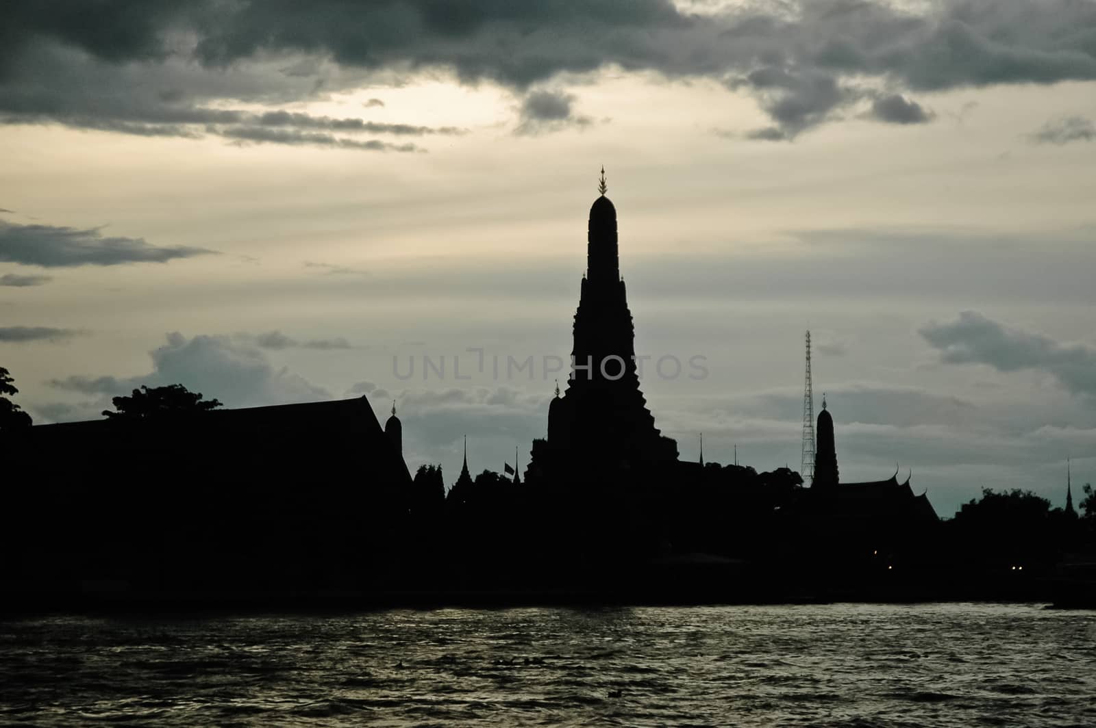 Silhouette of Bangkok temple of Dawn by eyeofpaul