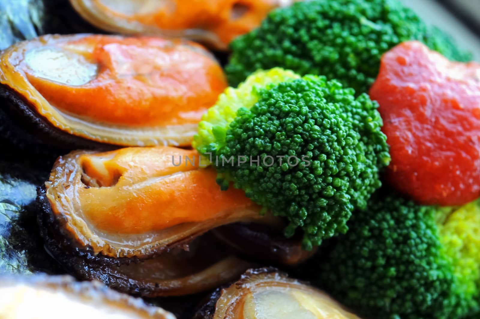 New Zealand green shell mussels grilled with broccoli and tomato sauce