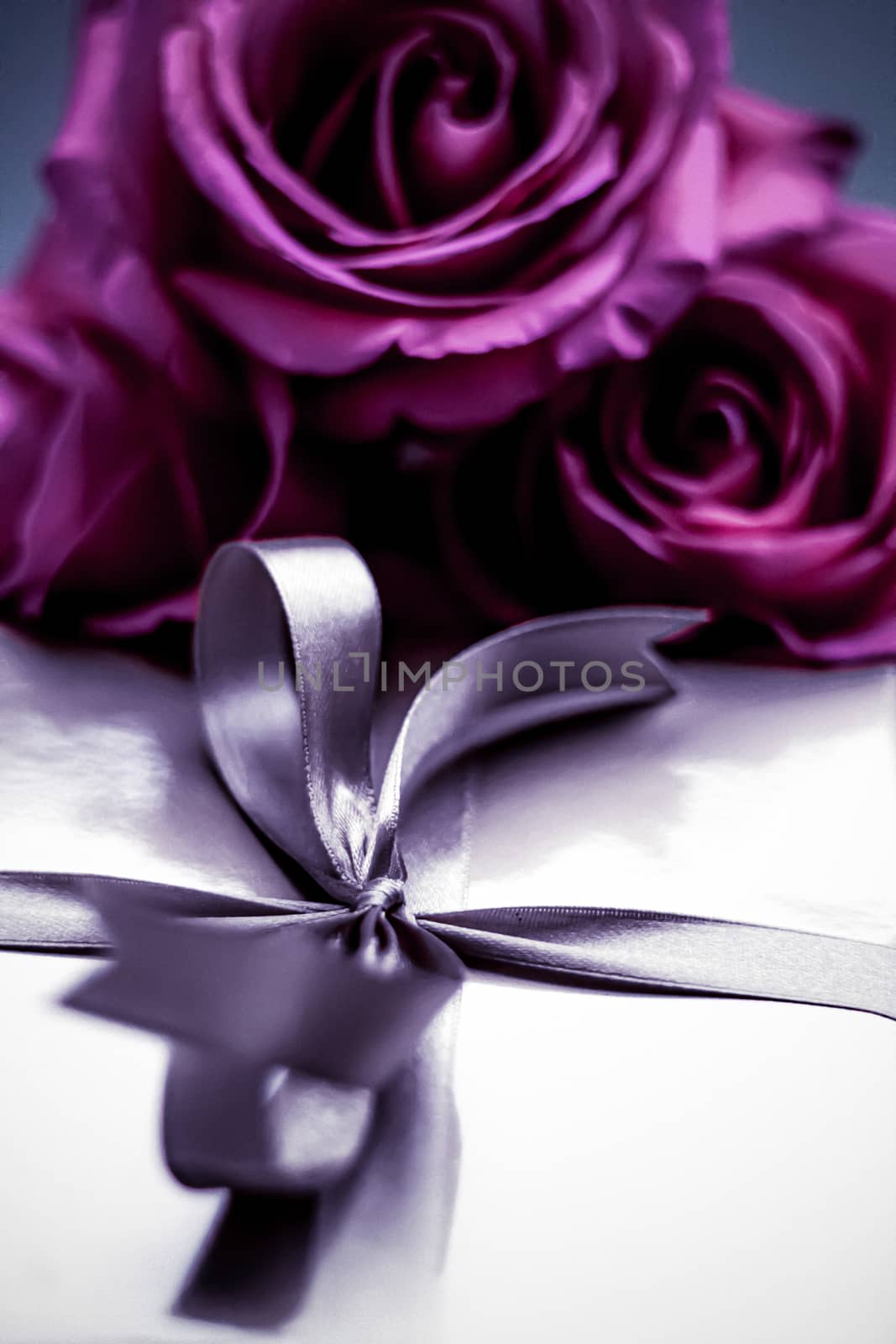 Luxurious design, shop sale promotion and happy surprise concept - Luxury holiday silver gift box and pink roses as Christmas, Valentines Day or birthday present