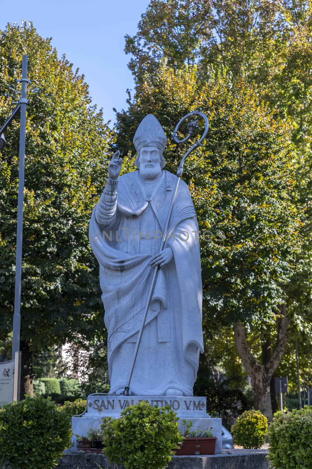 statue of San Valentoino placed at the roundabout of street filippo turati in terni by carfedeph