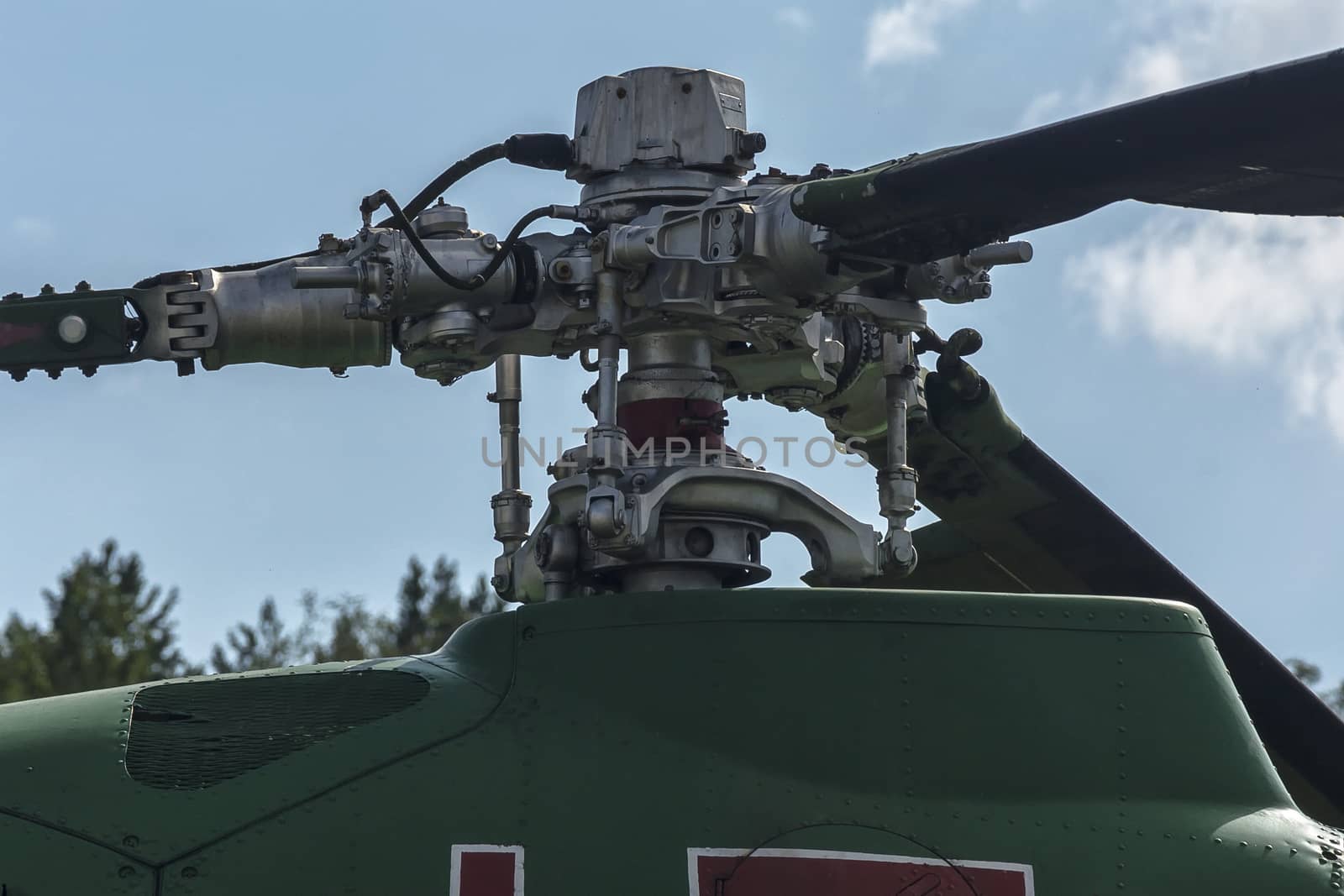 Element for fastening the helicopter blades with a vertical axis of rotation