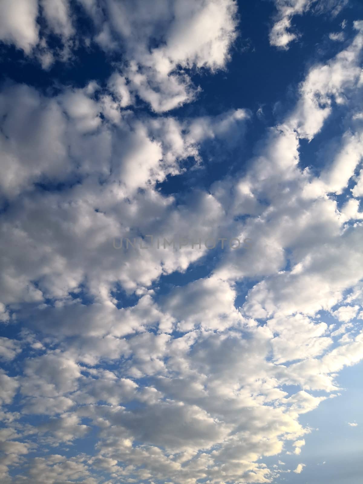altocumulus, cloud forming a layer of rounded masses with a level base